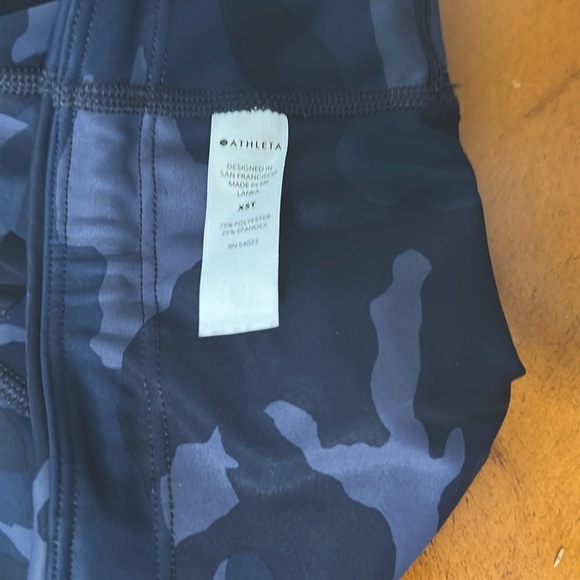 Athleta ultimate stash‎ pocket camo capri - Picture 6 of 8